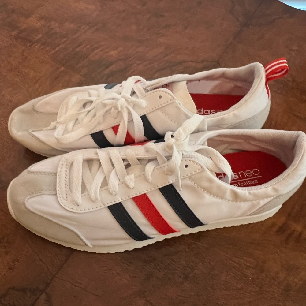 👗Women’s adidas neo White Athletic Shoes with Red and Blue Stripes size 6 - Picture 2 of 3